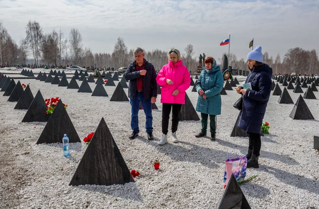 Фото Погибшие бойцы СВО, памятник Пригожину и слёзы родных. Как новосибирцы почтили умерших на Радоницу – репортаж с Гусинобродского кладбища 12